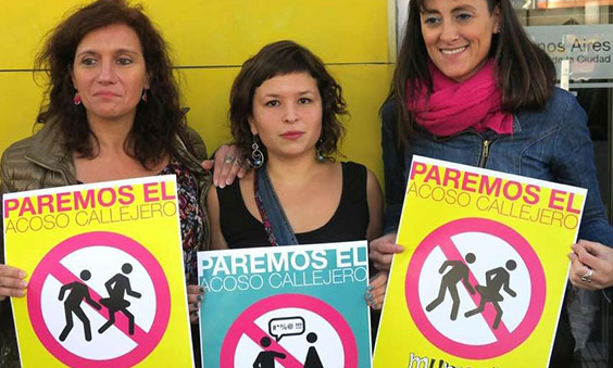 아르헨티나 여성들이 '길거리 성희롱'을 중단하자며 피켓을 들고 법안 심사를 시작한 의회를 응원하고 있다. (사진출처 클라린)